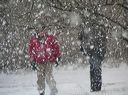 enfants jouant sous la neige qui tombe